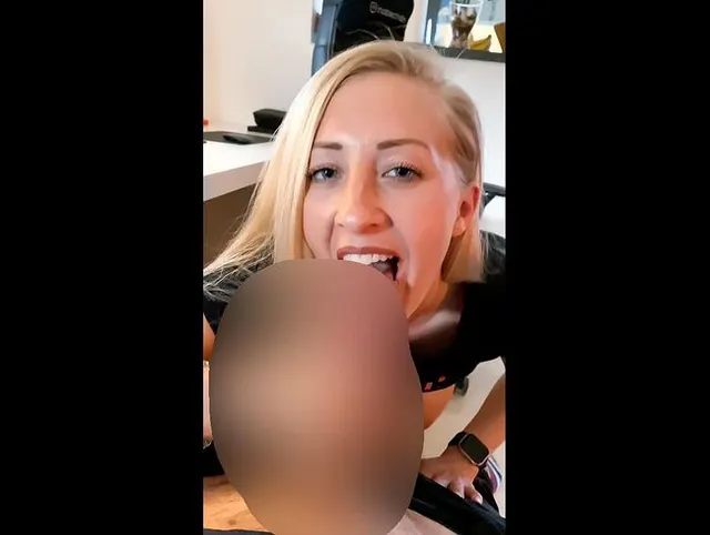 Quicky mit Kollegen im Büro & all sein Sperma geschluckt
